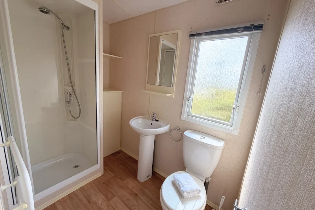 ABI-Vista-Platinum-2011-bathroom-Tamar-View-caravan